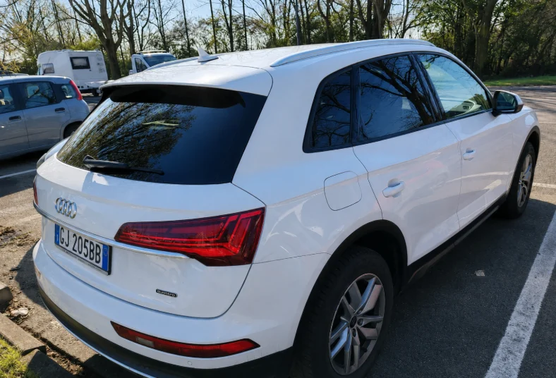 Audi Q5 40 TDI Business, exterior trasero lateral