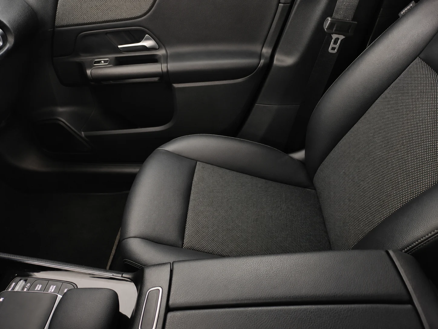 Mercedes-Benz GLB 180d Business Solution, asiento delantero